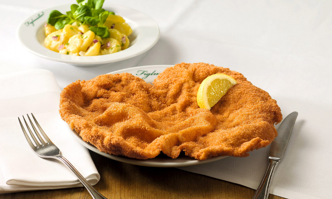 Das originale Figlmüller Wiener Schnitzel - serviert mit Kartoffelsalat & Zitrone.