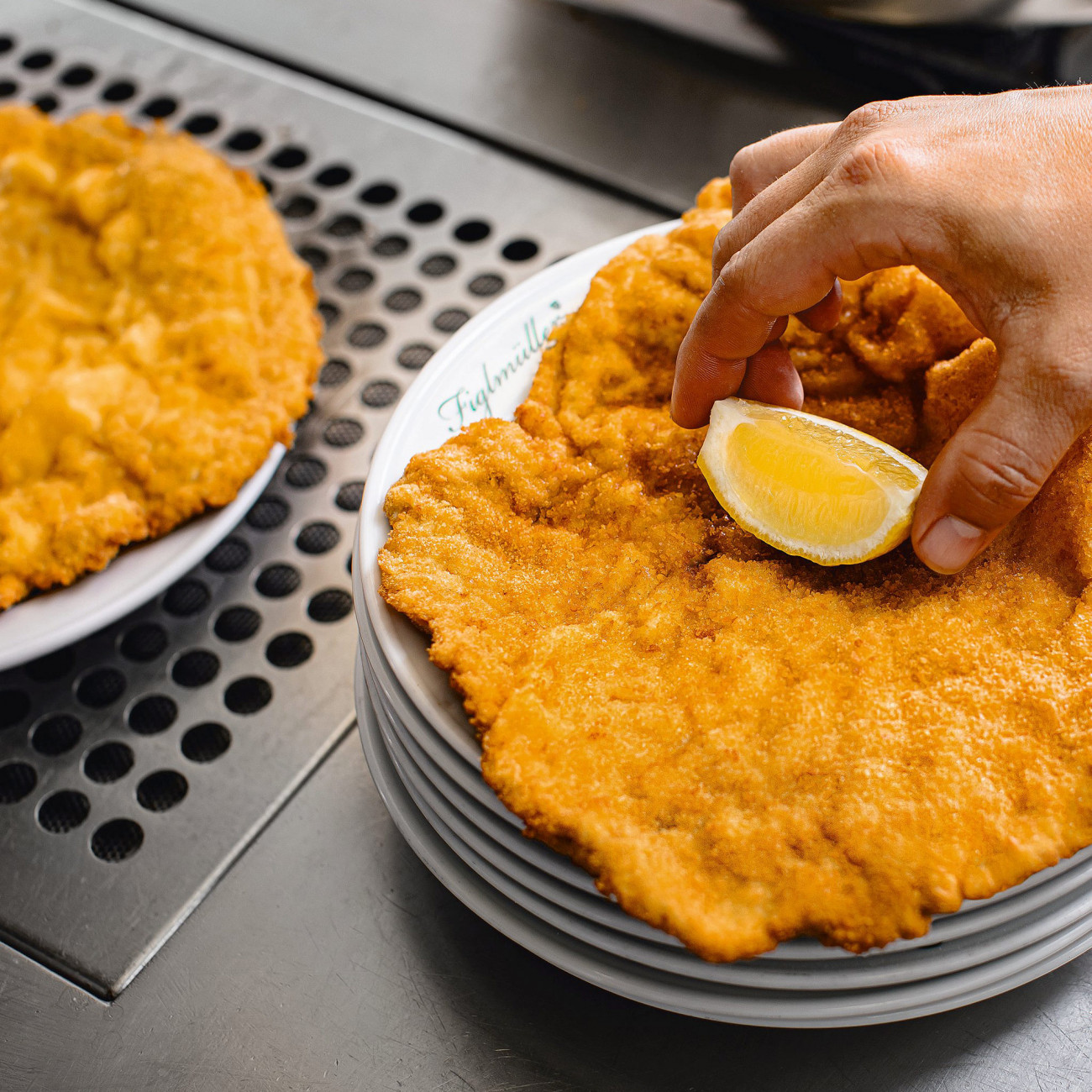 Das originale Figlmüller Wiener Schnitzel - serviert mit Zitrone.