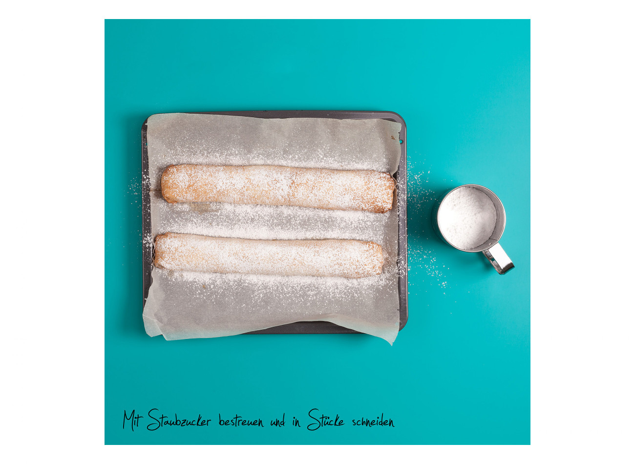 Apfelstrudel Zubereitung: Den fertigen Apfelstrudel mit Staubzucker bestreuen und in Stücke schneiden.
