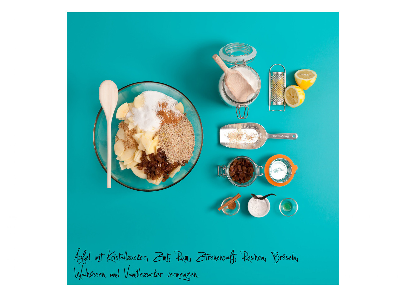 Apfelstrudel Zubereitung: Äpfel mit Zucker, Zimt, Rum, Zitronensaft, Rosinen, Brösel, Walnüsse & Vanillezucker vermengen.