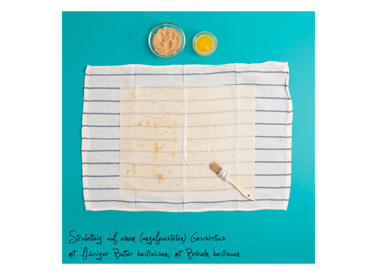 Apfelstrudel Zubereitung: Strudelteig mit Butter bestreichen
