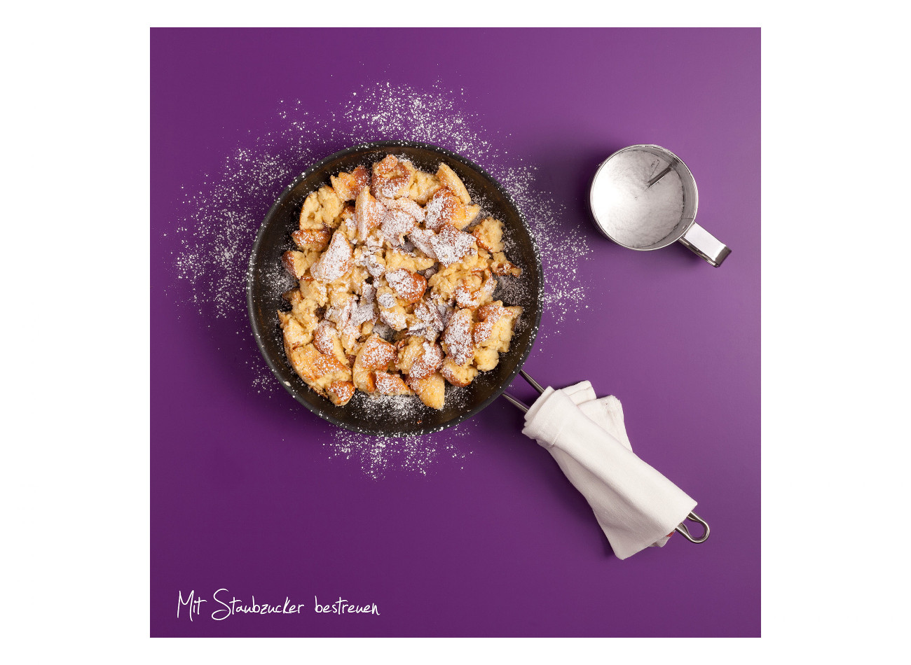 Kaiserschmarrn Zubereitung: Mit Staubzucker bestreuen