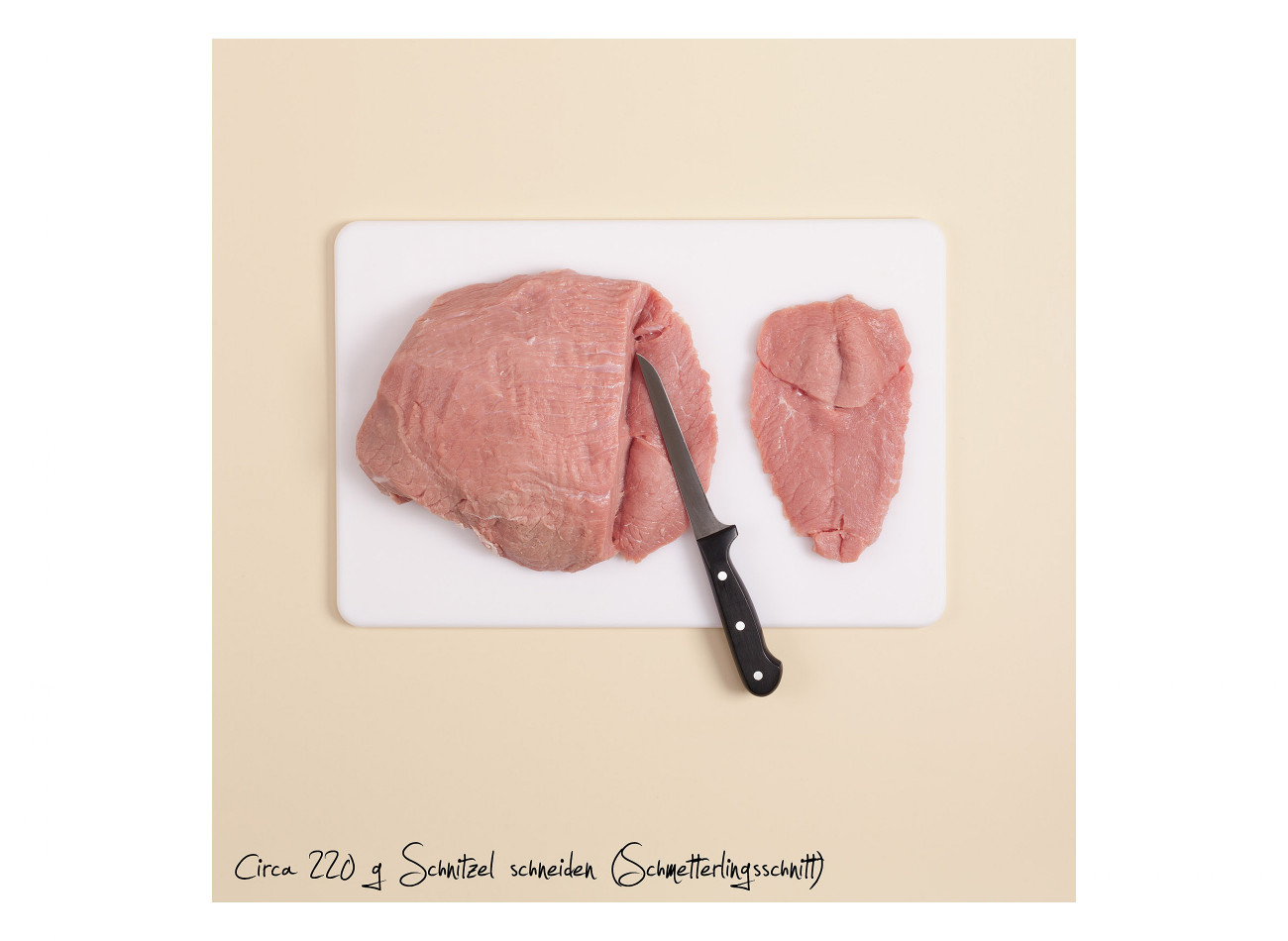 Wiener Schnitzel Zubereitung: Mit dem Schmetterlingsschnitt Schnitzel schneiden