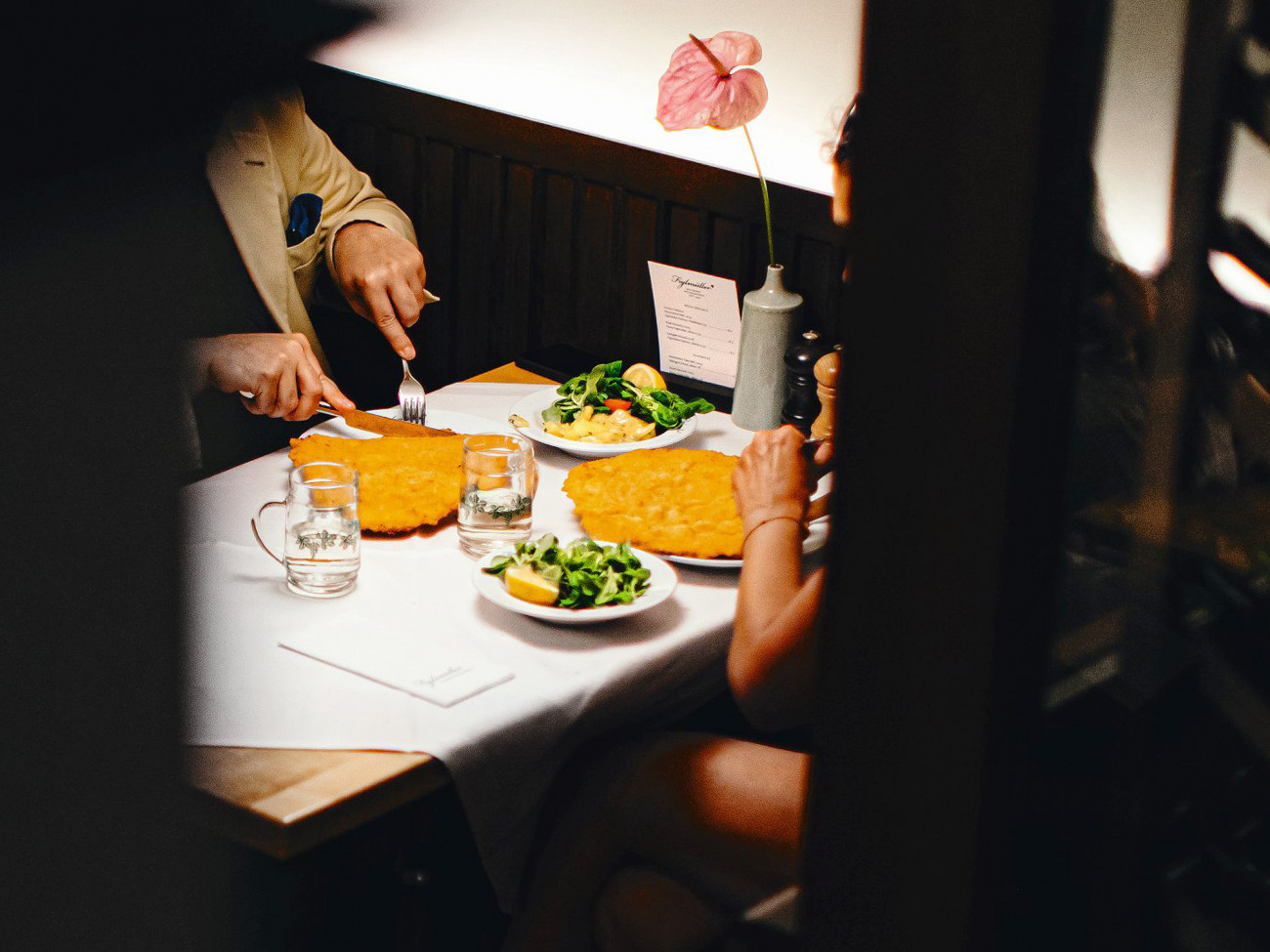Lugeck Wien: Zwei Personen essen das leckere Wiener Schnitzel.