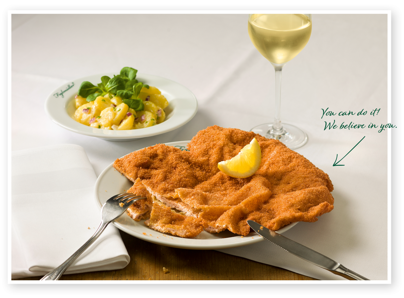 Das originale Figlmüller Wiener Schnitzel - serviert mit Zitrone.