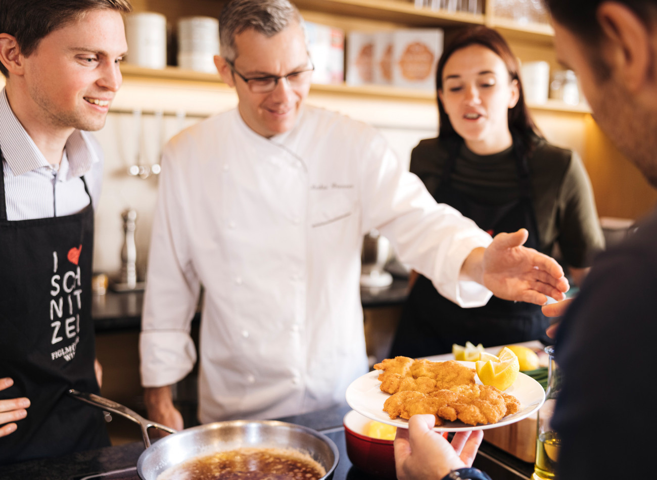 Fröhlicher Teilnehmer der Figlmüller-Lugeck-Schnitzel-Akademie in Wien.